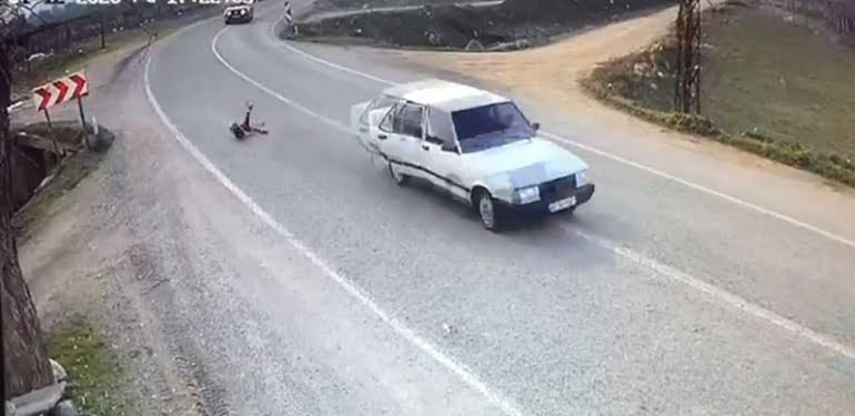3 yaşındaki çocuk, seyir halindeki araçtan düştü