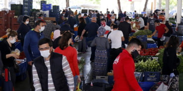 pazarlarda-yogunluk-sosyal-mesafeye-de-uyulmadi_9923_dhaphoto2