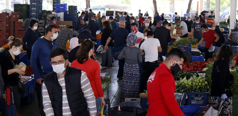 pazarlarda-yogunluk-sosyal-mesafeye-de-uyulmadi_9923_dhaphoto2