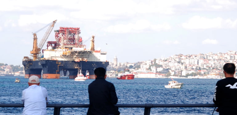 Boğaz’dan bir dev geçti
