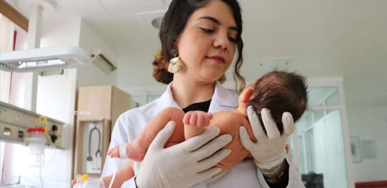 Kendisi gibi prematüre doğan bebekleri sağlığına kavuşturuyor