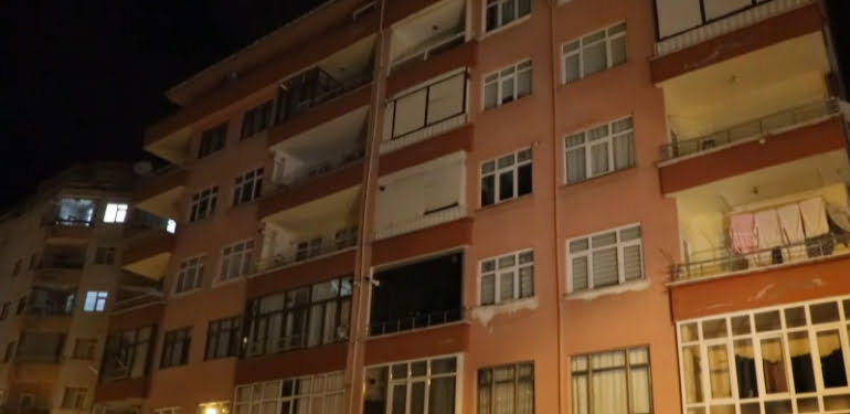 Rize’de kolonunda çatlak oluşan 11 katlı bina tahliye edildi