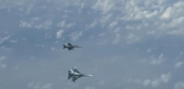 Rus jetleri, bakan uçağına yaklaşan NATO jetini uzaklaştırdı (DHA)