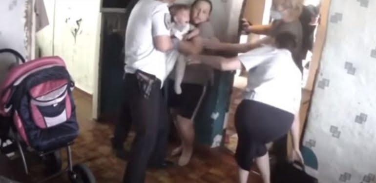Rusya’da 5 çocuğuna el konulan annenin polise direnme anı kamerada