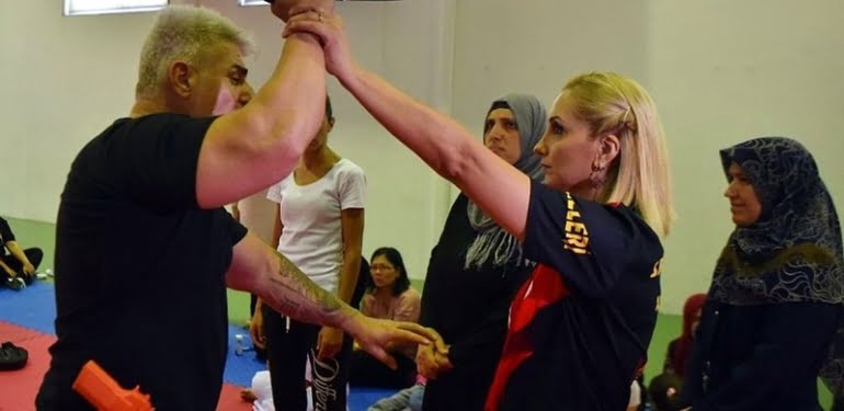 Ankara Büyükşehir Belediyesi’nden kadınlara savunma dersleri