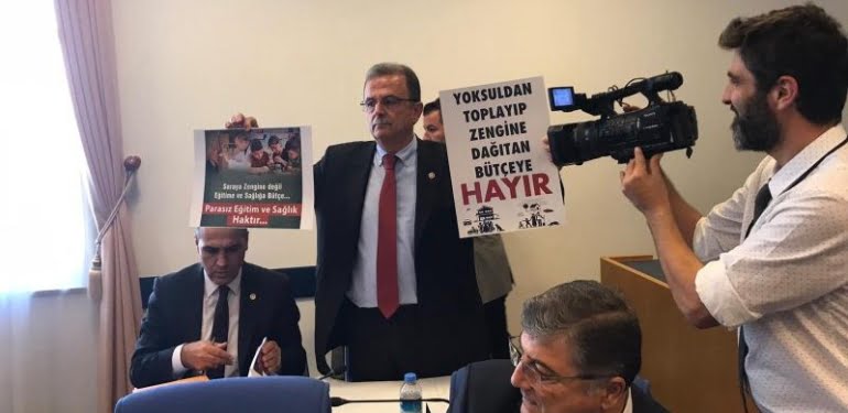 2020 bütçe görüşmesi protestoyla başladı