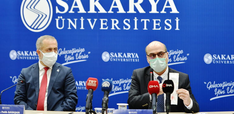 sakarya-universitesi-urettigi-covid-19-test-kitini-tanitti_2502_dhaphoto1