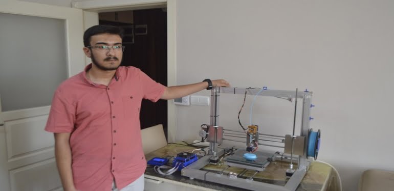 Sanayi parçalarıyla 3 boyutlu yazıcı imal etti