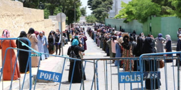 sanliurfa-valisi-pttdeki-yogunlugun-onune-gecemiyoruz_6874_dhaphoto2