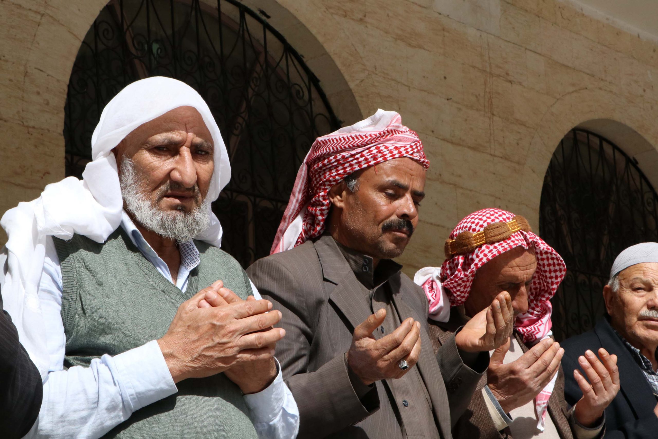 sanliurfada-idlib-sehitleri-icin-giyabi-namaz-kilindi_5252_dhaphoto3-scaled