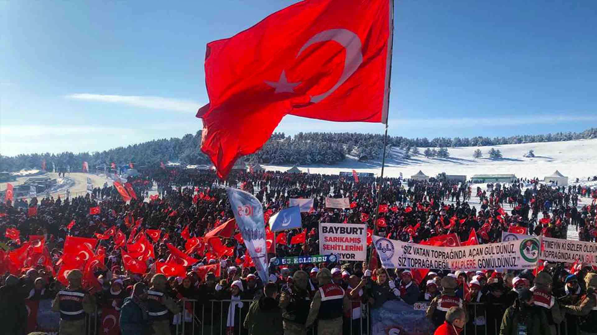 sarikamis-sehitleri-icin-20-bin-kisi-karda-yurudu_6558_dhaphoto4