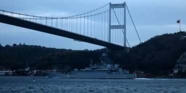 savas-gemisi-istanbul-bogazi-ndan-gecti