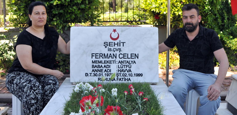 Şehit kardeşlerinin aşkı şehitlikte yeşerdi