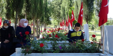 sehit-mezarliginda-buruk-bayram_2682_dhaphoto1