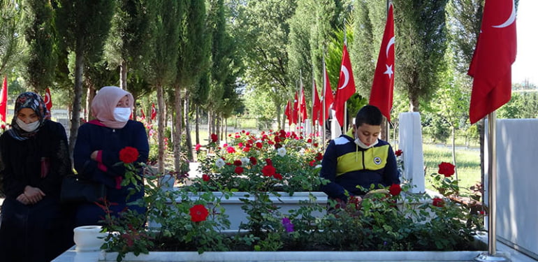 sehit-mezarliginda-buruk-bayram_2682_dhaphoto1