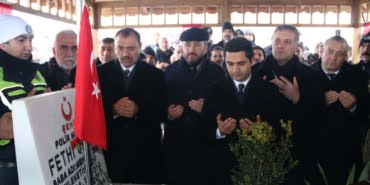 sehit-polis-memuru-fethi-sekin-kabri-basinda-anildi_7422_dhaphoto2
