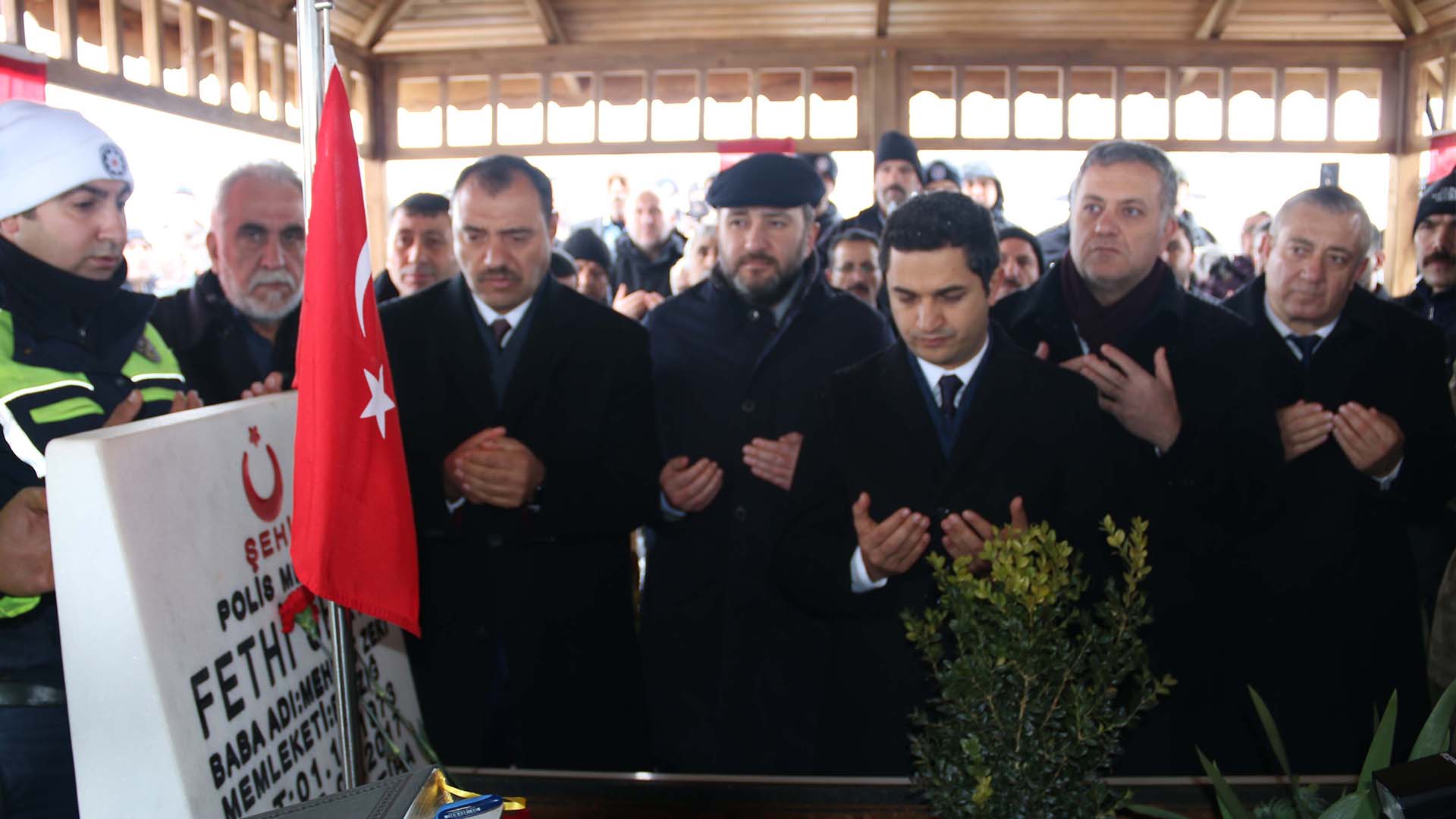 sehit-polis-memuru-fethi-sekin-kabri-basinda-anildi_7422_dhaphoto2