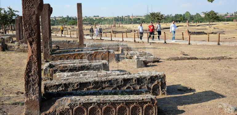 Selçuklu Meydan Mezarlığı’nda ‘Malazgirt’ bereketi