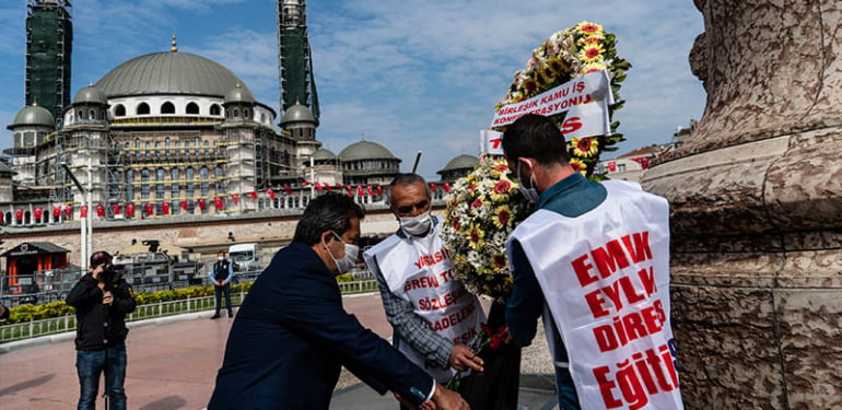 Sendikalar Taksim Cumhuriyet Anıtı’na çelenk bıraktı