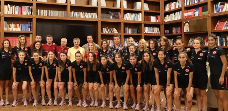 Şenol Güneş’ten A Milli Kadın Futbol Takımı’na ziyaret