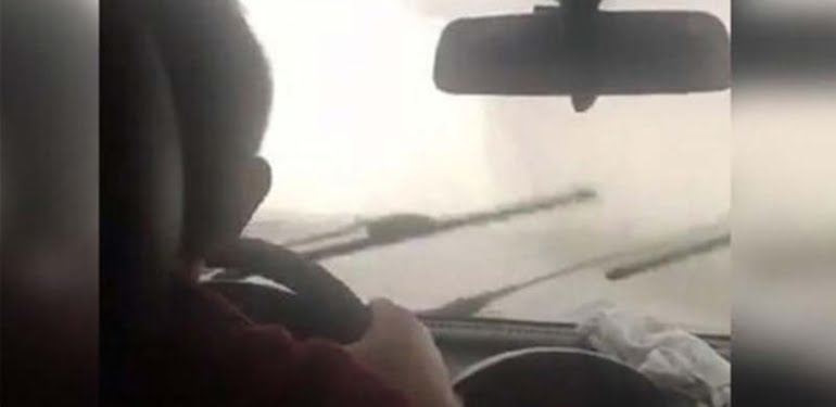 Seyir halindeki otomobile yıldırım düştü!