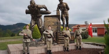 Çanakkale Savaşları'nın kahramanlarından Seyit Onbaşı, ve