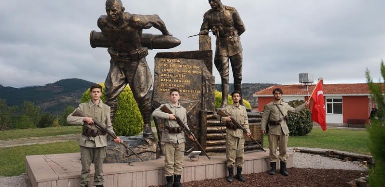 Çanakkale Savaşları'nın kahramanlarından Seyit Onbaşı, ve