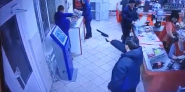 Oyuncak silahla soyguna kalkıştı, müşteriler durdurdu (DHA)