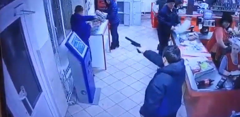 Oyuncak silahla market soymaya çalıştı
