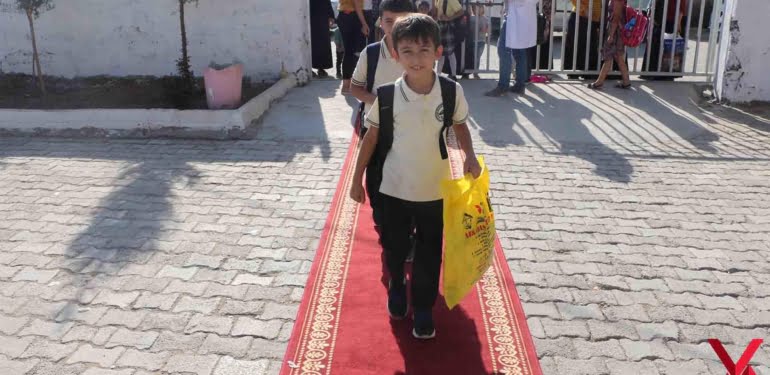Öğrenciler, okulda kırmızı halıyla karşılandı