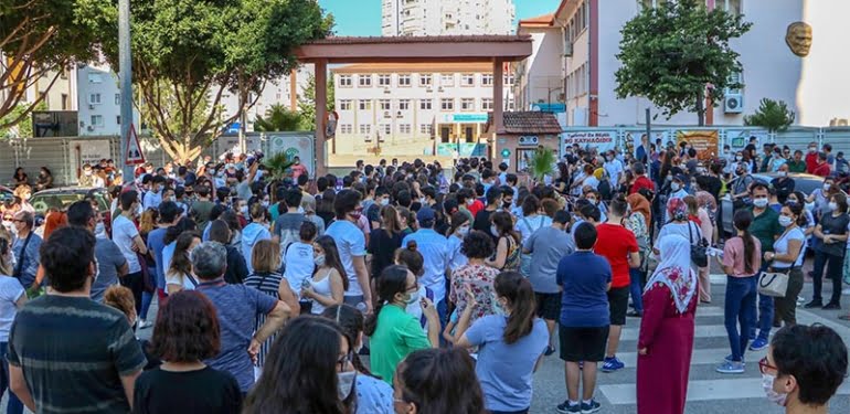 Sosyal mesafesiz sınav! Veliler LGS’ye giren öğrencilerden daha çok heyacanlı… Sosyal mesafeyi unuttular!