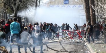 Yunan güvenlik güçleri gaz fişeklerini direkt sığınmacıları hedef alarak atıyor