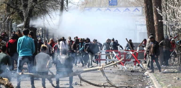 Yunan güvenlik güçleri gaz fişeklerini direkt sığınmacıları hedef alarak atıyor