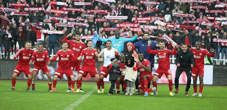 Devre arasına Sivasspor lider girdi