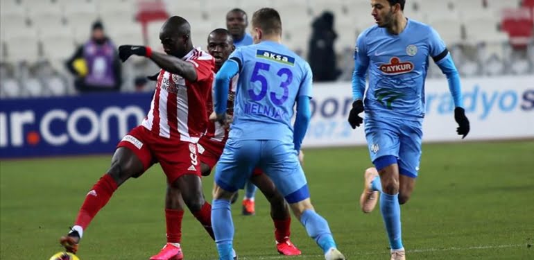 Lider Sivasspor 1 puanı son anda kurtardı