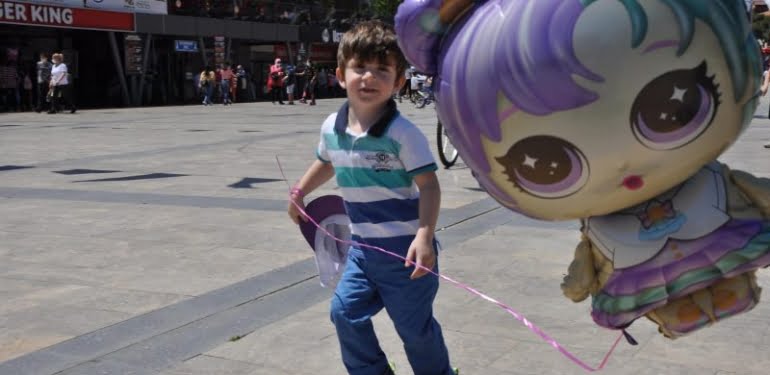 Sokağa çıktılar, eve dönmek istemediler