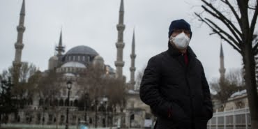TURKIYE'DE GORULEN KORONAVIRUS'UN ARDINDAN, ALINAN TEDBIRLERDEN DOLAYI INSANLAR SOKAGA CIKMAZKEN SULTANAHMET MEYDANI'NIN DA BOS KALDIGI GORULDU