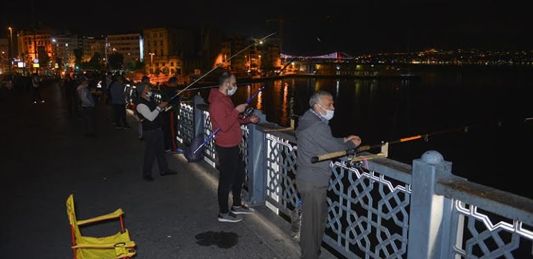 Galata Köprüsü’nde balık tutmaya koştular