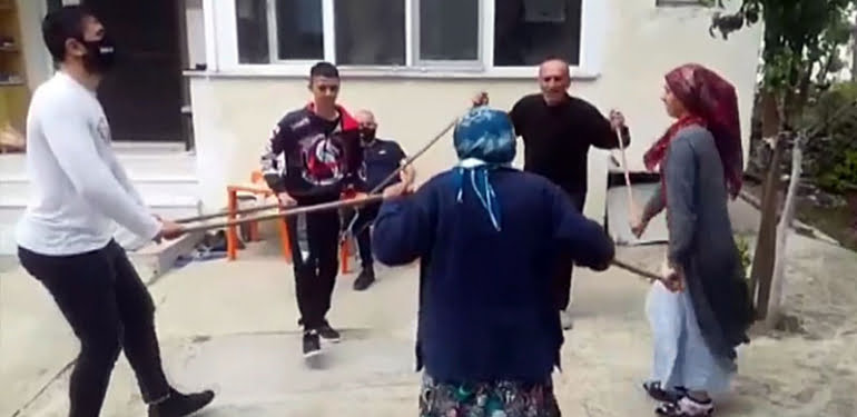 Fiziksel mesafeyi korumak için sopalarla horon oynadılar