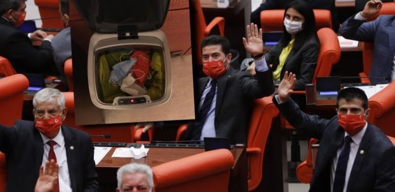 Bir anlık şov için… Atatürk maskeleri çöpten çıktı