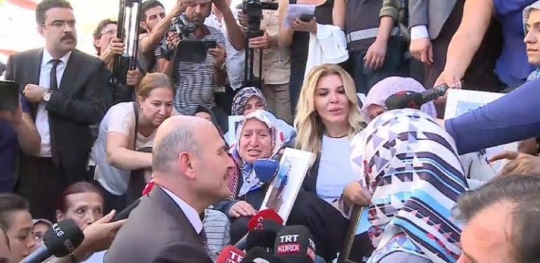 Bakan Soylu ‘Diyarbakır annelerini’ ziyaret etti: Biz de biliyoruz