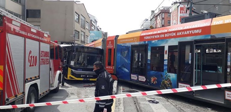 Tramvay ile İETT otobüsü çarpıştı