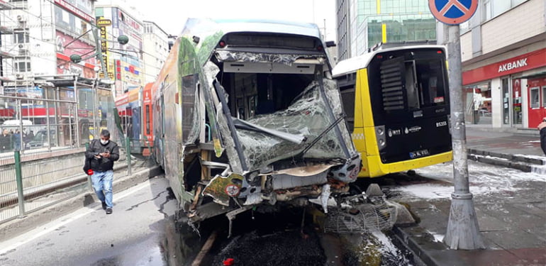 Sultangazi’de raydan çıkan tramvay otobüse çarptı