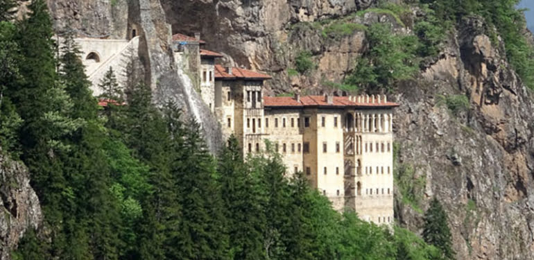 Sümela Manastırı’nda yamaçlar çelik ağlarla örülüyor