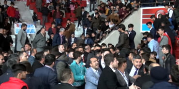sunucu-kavgayi-durdurmak-icin-istiklal-marsi-soyledi_2557_dhaphoto3