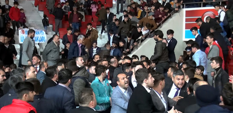 Kurtuluş gecesinde kavga çıkı, Ülkücüleri İstiklal Marşı da ayıramadı!
