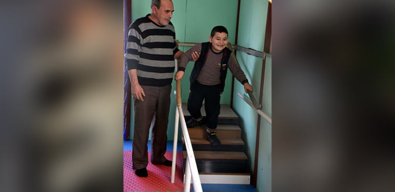Süper dede’den torununa kesintisiz fizik tedavi imkanı