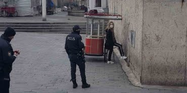 taksim-ilkyardim-hastanesinden-karantinadan-kacan-kadin-yakalandi-1-_3393_dhaphoto1