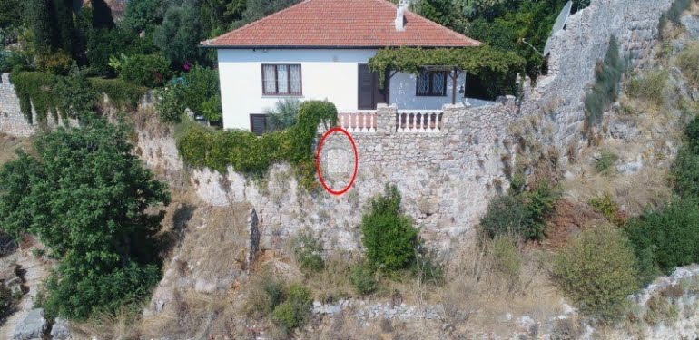 Tarihi Alanya Kalesi surlarına gider deliği açmış