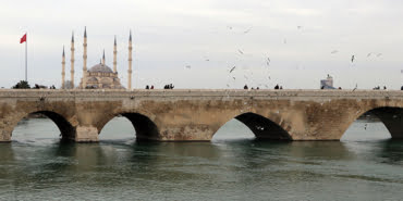 taskopruye-sprey-boyayla-yazi-yazanlara-tepki_7808_dhaphoto3